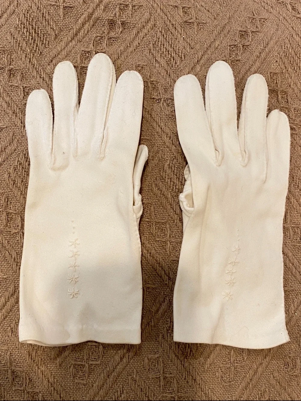 Vintage women’s white gloves with stitched stars on top of gloves in new cond